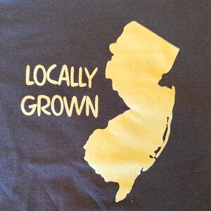 NWT-Gildan Kids size MEDIUM Navy BLUE 'Locally Grown' w NEW JERSEY on it.